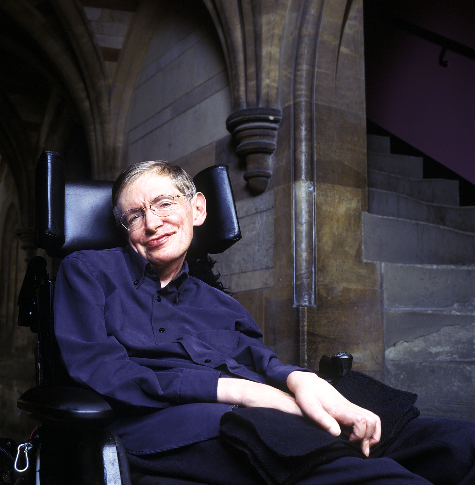 Fotografia di Stephen Hawking che sorride.