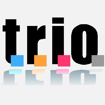 Parola "trio" scritta in stampato minuscolo. In basso ad ogni letetra c'è un quadrato colorato. Da sinistra: azzurro, arancione, rosso, grigio.