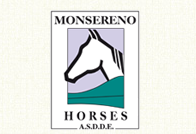 Reattangolo bianco che contiene un rettangolo più piccolo. All'interno di quest'ultimo, l'immagine stilizzata della testa di un cavallo in alto; in basso un prato verde. Su rettangolo la parola "Monsereno", sotto la parola "Horses" e la sigla A.S.D.D.F.