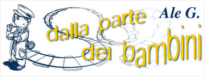 Sullo sfondo le rotaie di un treno con diverse curve. A sinistra il disegno di un capostazione bambino. nella parte centrale e a destra la scritta "Ale G. dalla parte dei bambini".