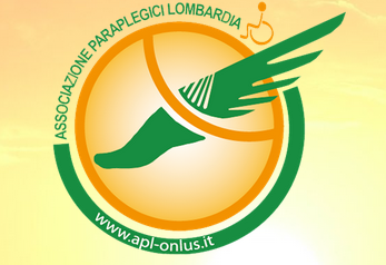 Rettangolo all'interno del quale è disegnata una semicirconferenza verde; sopra questa le parole "Associazione Paraplegici Lombardia". All'interno un cerchio con il disegno di un'ala tagliata da una semicirconferenza.