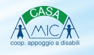 In alto un arco che contiene la parola "casa"; sotto, la parola Amica. All'interno della due lettere "A" due omini stilizzati con le braccia aperte orizzontalmente: a sinistra una donna e a destra un uomo. Ancora più in basso le parole "Coop. appoggio disabili".