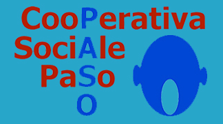 A sinistra le parole "Cooperativa Sociale Paso", poste una sotto l'altra, in modo che si possa leggere in verticale la sigla PASO. A destra la silhouette di una testa vista frontalmente con la bocca, a forma di ovale, aperta.