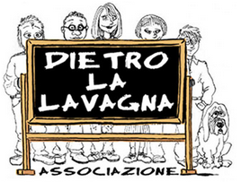 Rettangolo che ha come sfondo un pezzo di ardesia sul quale è scritta la parola "Dietrolalavagna" in bianco in alto e la frase "Diamo sostegno alla scuola meratese!" in giallo.