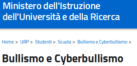 Due pesci saltano fuori da una boccia di vetro che galleggia nel mare. Dal mare un altro pesce li osserva mentre saltano.