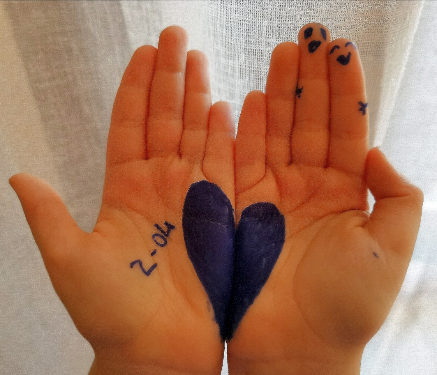 Mani con cuore blu e data 2 aprile