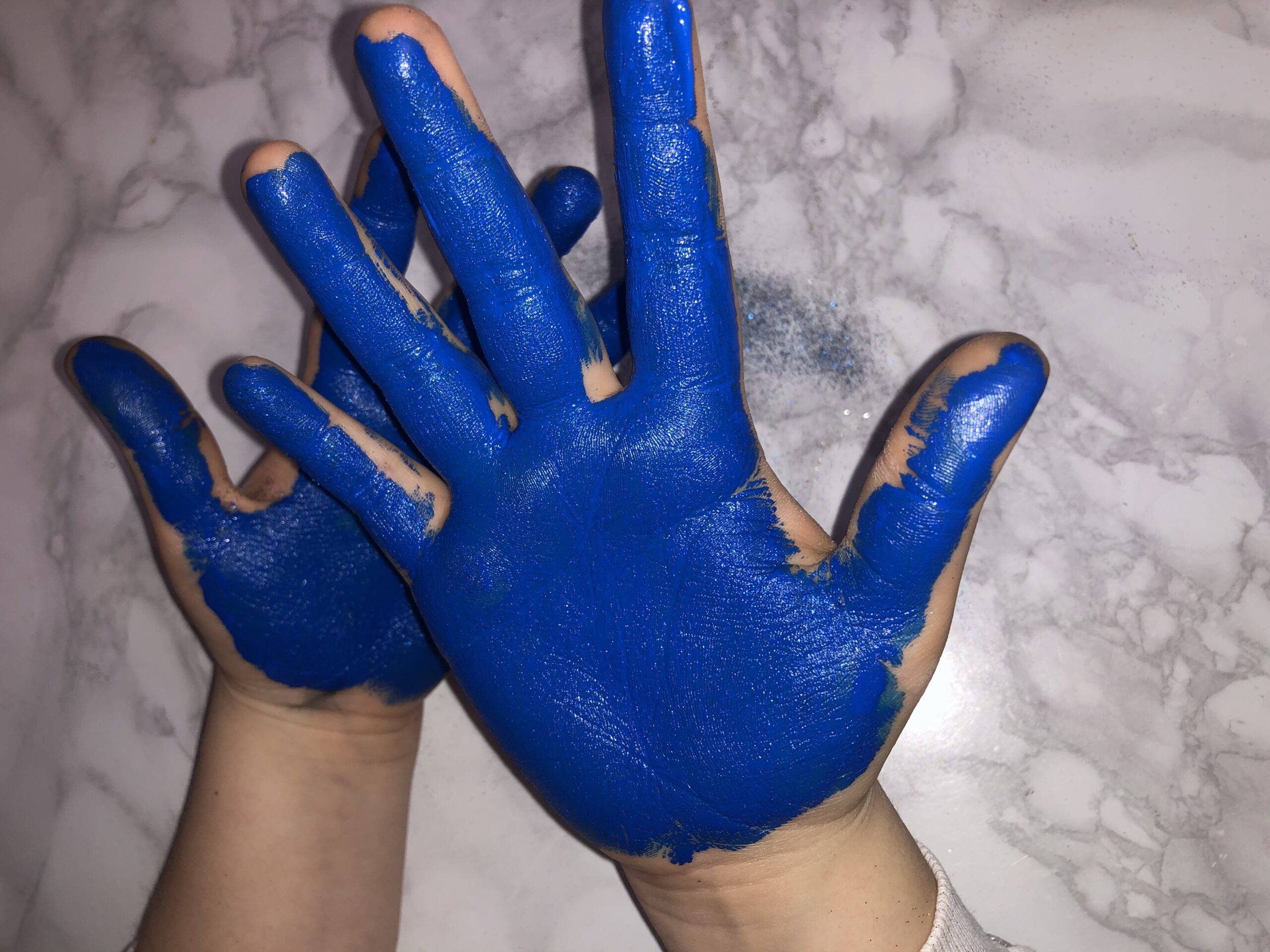 Mani colorate di blu