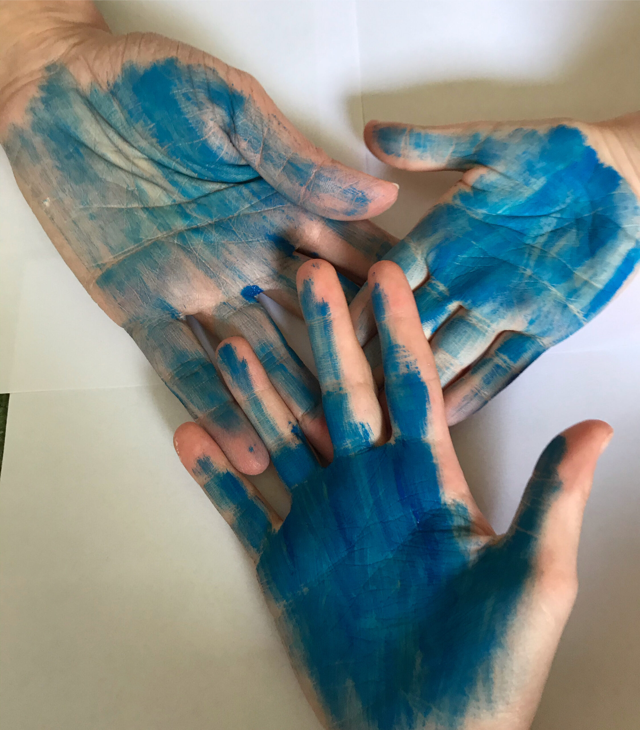 Tre mani colorate di blu